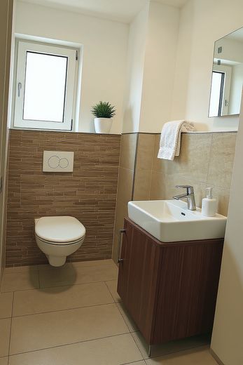 4-Zimmer-Wohnung mit Balkon und Fußbodenheizung in Augsburg – Gäste-WC mit Fenster