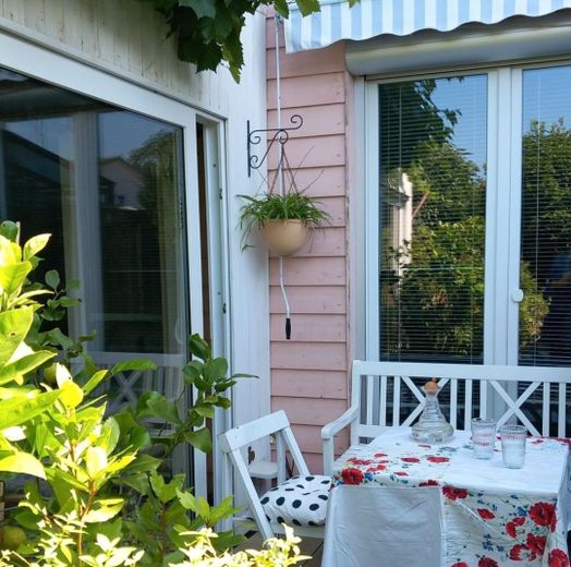 Terrasse neben Wintergarten