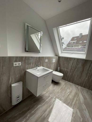 Wohnung im idyllischen Grün in einer Top-Lage. Erstbezug!! – Bad untere Etage