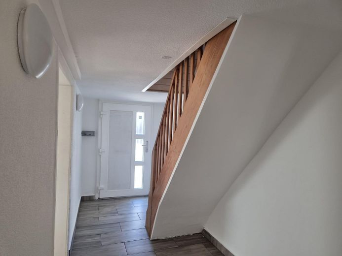 Viel Platz für ein gutes Leben in diesem freistehenden Einfamilienhaus mit Garten + Einliegerwohnung – Treppenwinkel