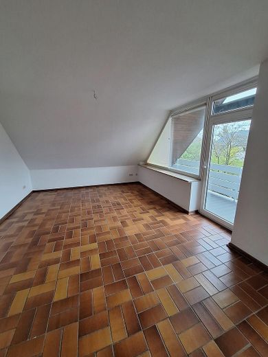Incantevole appartamento di 2 locali vicino all'UNI / FH con balcone – Wohnbereich