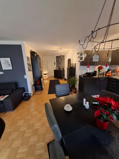 Peaceful living in Aschaffenburg-Schweinheim – well-maintained 2-room apartment with terrace & underground parking – Wohn-/ Essbereich