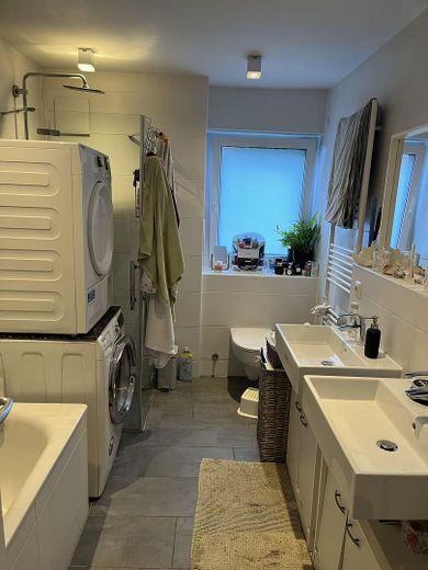 Exklusives Wohnen in Neubiberg: Moderne Eigentumswohnung mit Garten & Stellplätzen – Bad