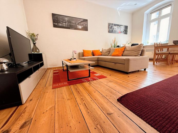 Provisionsfreie, bezugsfreie und gemütliche 2-Zimmer-Wohnung im Herzen von Berlin-Mitte – Wohnbereich und Arbeitsecke