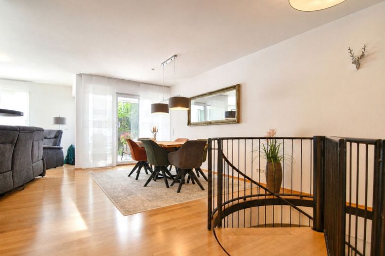 Süße Maisonette, eigener Eingang, mit Gärtchen und 2 Stellplätzen – Blick vom Eingang aus