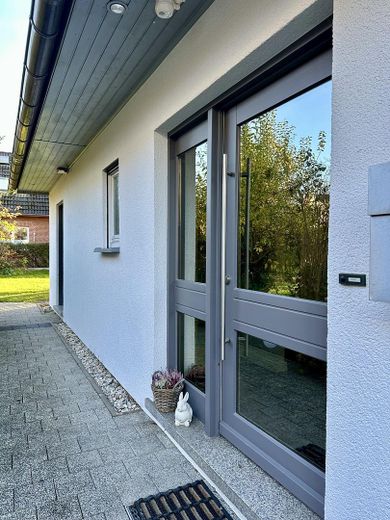 ZONDER COURTAGE: Moderne eengezinswoning met terras op het zuiden, carport en centrale, rustige ligging – Eingang