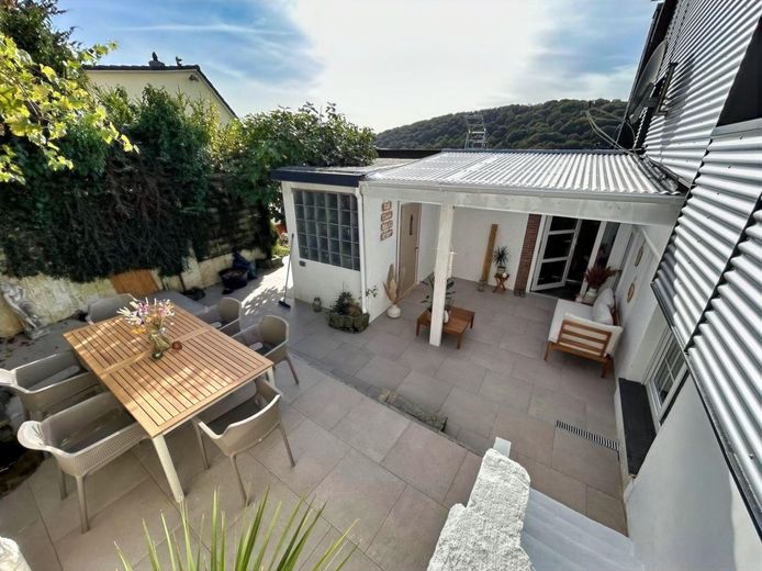 Wohnen mit Ausblick - Einfamilienhaus mit Einliegerwohnung und besonderem Charakter – Terrasse Wohnbereich