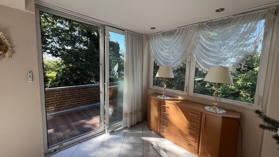 Traumhafte 4 Zimmer Wohnung mit unverbautem Blick – Wohnzimmer
