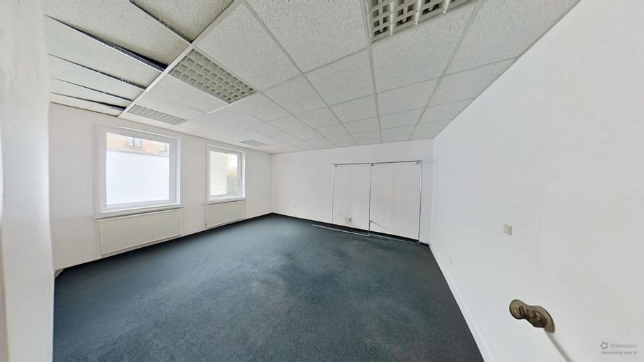Großzügige Büroeinheit im 1. Obergeschoss in gepflegtem Geschäftshaus – kleines Büro