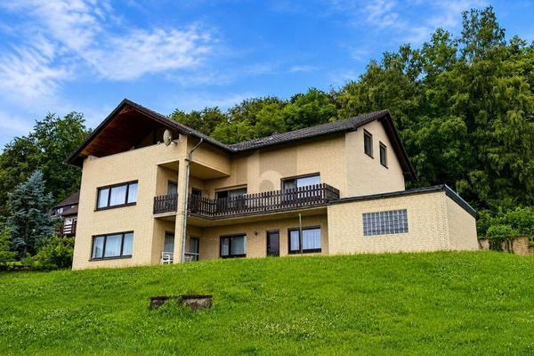 DOMICILIO FAMILIARE IN POSIZIONE FANTASTICA AL BORDO DEL BOSCO