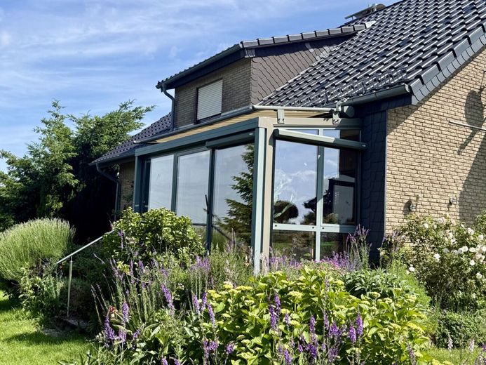 Naturnah leben &amp; Aussicht genießen - mit Garten und Doppelgarage in Exter – Wintergarten mit Gartenzugang