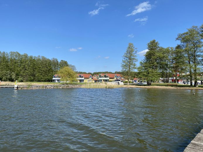 Ferienhaus mit eigenem Bootssteg im Hafendorf Rheinsberg – Badestrand im Hafendorf