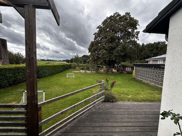 Modernes Einfamilienhaus in Feldrandlage – Garten