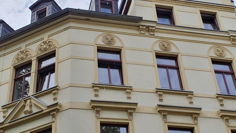 Attraktives MFH mit 7 WE topsaniert am Park der Generationen in 08468 Reichenbach – Fassade - Detail
