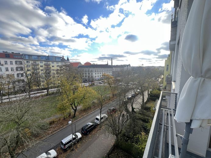 de particulier : libre d’occupation ou rendement de 5 %, emplacement privilégié : appartement 2 pièces avec balcon, ascenseur, place de parking, à proximité du canal – Blick vom Balkon