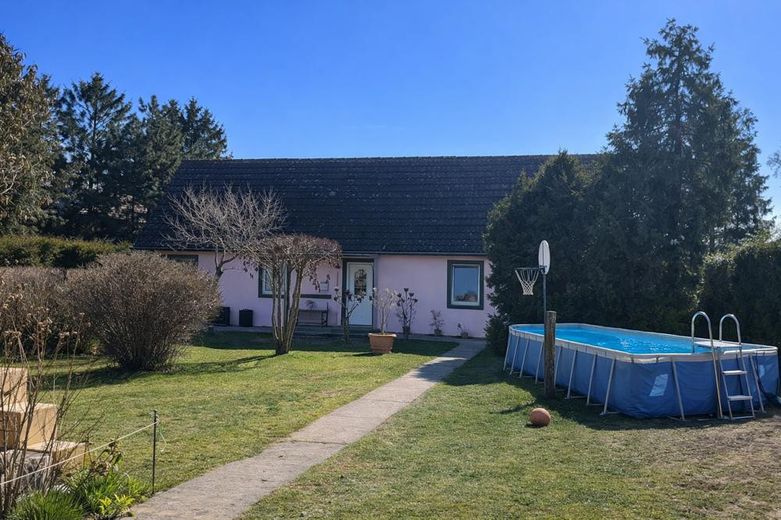 Bungalow mit Pool