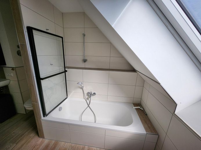 Sofort bezugsfrei! Moderne Dachgeschosswohnung mit Glasfaser, Balkon – inklusive Küchenzeile. – Bad 2