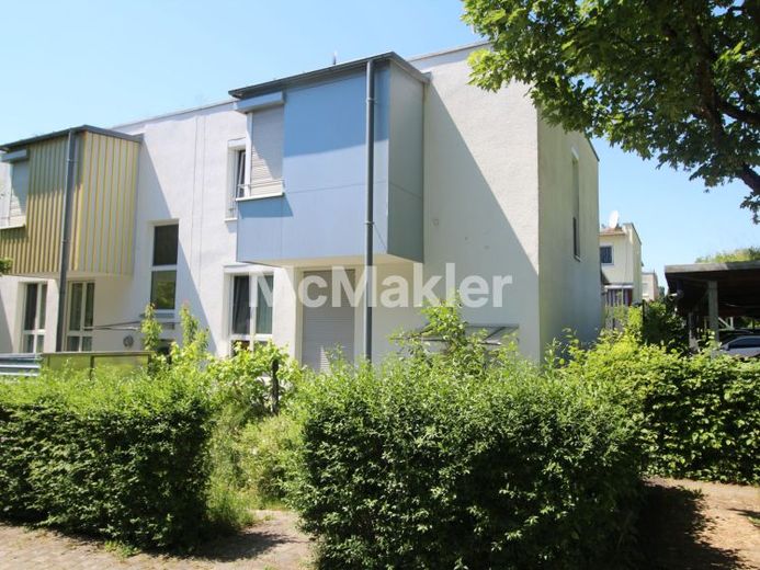 Raumwunder in Ostfildern: Charmantes Reiheneckhaus mit 6,5 Zimmern, Garten und Carportstellplatz – Foto 1