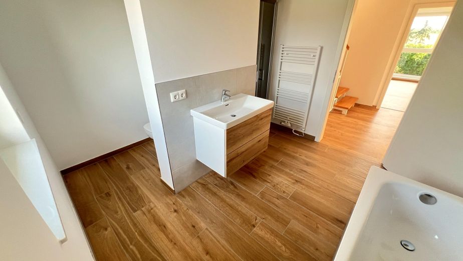 Ruhe mit Blick über Felder: Exklusives wohngesundes Plusenergie-Doppelhaus, S-Bahn fußläufig – großes helles Bad OG