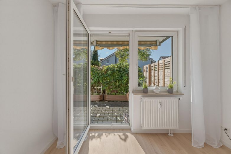 Amore per il giardino! Appartamento ristrutturato di 2 locali libero da subito, con splendido giardino privato e terrazza soleggiata – Zugang Garten/Terrasse