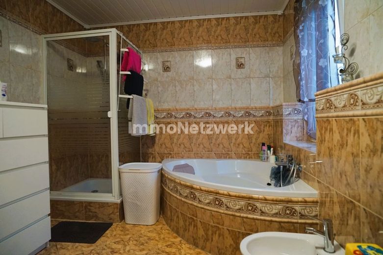 Bad Wildbad: Behaglich, bestsaniert, bezugsfertig! Sympathisches Einfamilienhaus in bester Lage. – Wanne u. Dusche