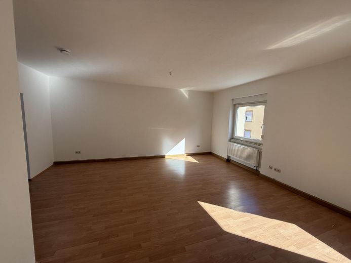 4-Zimmer-Wohnung mit 2 Balkonen in zentraler Lage von Schweinfurt – Wohnzimmer