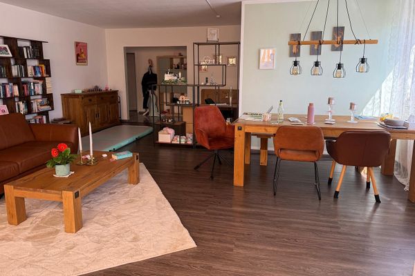Helle, lichtdurchflutete 3 – Zimmer - Whg. inkl. EBK, Tiefgaragenstellplatz, Balkon und Kellerabteil
