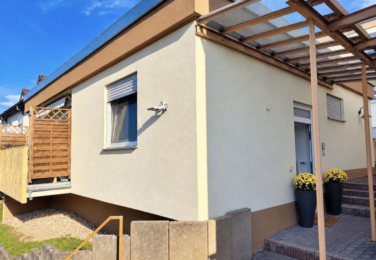 Mieszkanie jak we własnym domu! Bungalow z basenem, sauną i garażem – bez prowizji – Bungalow - Frontansicht