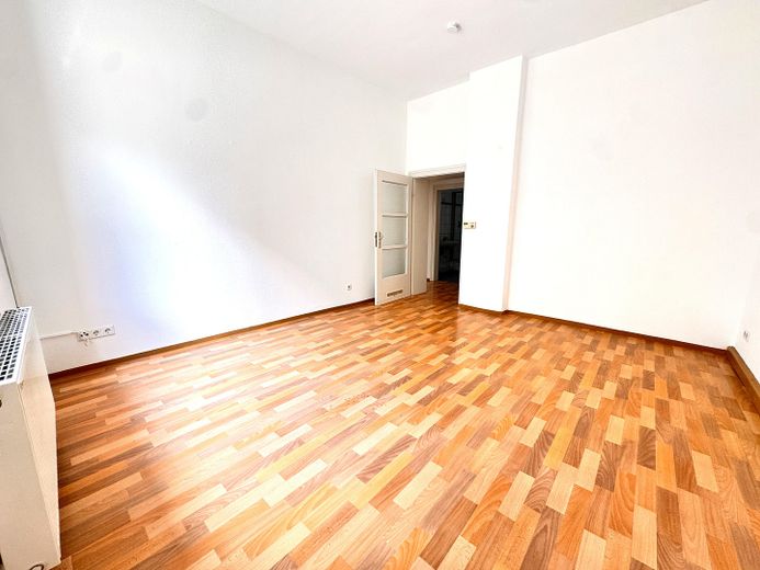 Central 2-room apartment with new kitchen – Wohnzimmer