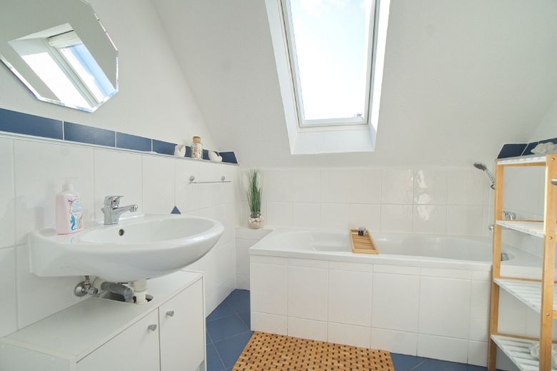 Behaglich-moderne Dachgeschosswohnung, verkehrsgünstig gelegen, für Berufspendler. – b793b0b373c0b33821402cf51a31e0770dd1bc00.jpg