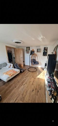 Attraktive, neuwertig sanierte 3-Zimmer-Dachgeschosswohnung in zentraler Lage von Vinningen – Wohnzimmer