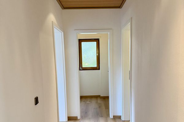 Yenilenmiş müstakil evde, yeşil alana erişim, garaj ve bahçe kulübesiyle yaşam