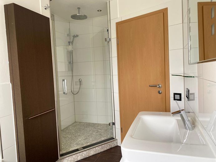 Appartamento in condominio di lusso con balcone e garage + parcheggio (in totale 3 auto) e riscaldamento a pavimento – Foto 24