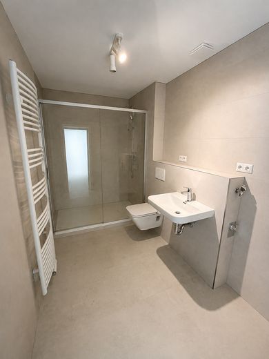 Erstbezug nach Sanierung: 4-Zimmer-Altbau, 93 m², 1. OG – direkt am Markt Weida – Badezimmer