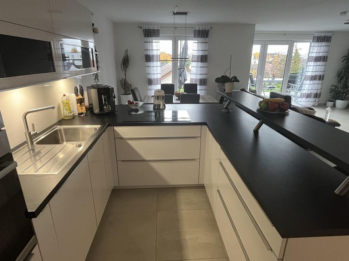 Exklusive 4-Zimmer-Gartenwohnung im Neubau mit großzügigem Garten, Einbauküche & E-Auto-Stellplatz – Foto 5