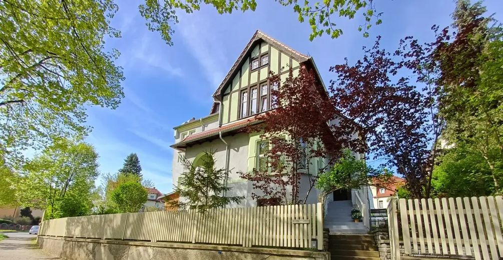 Private sale: Historic villa with 9 rooms and a garden – Ansicht Haus