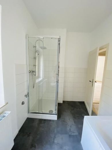2-Zimmer mit neuem Laminat, neuem Bad mit Wanne und Dusche und in zentraler Lage! – IMG_9984