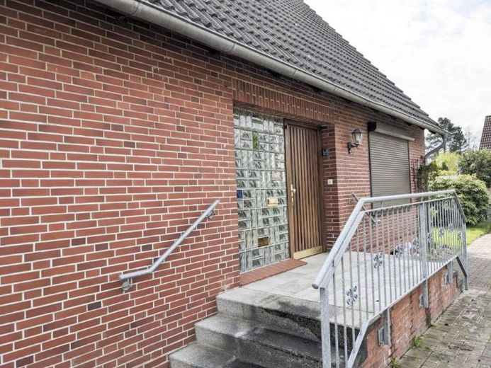 Vrijstaande woning met uitbreidingspotentieel op een groot perceel te koop – Foto 1