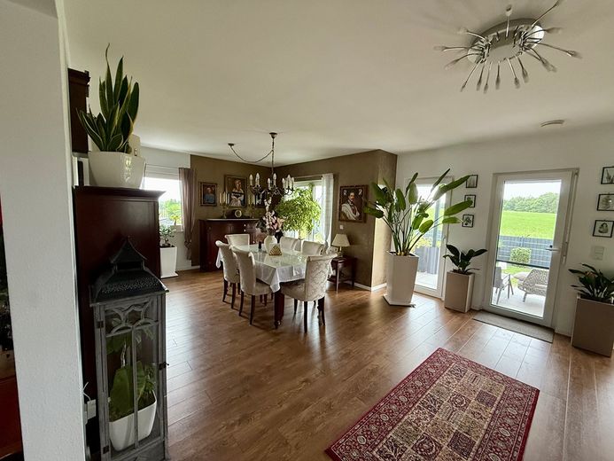 Ohne Makler - Modernes Traumhaus von 2017 mit PV-Anlage, Doppelgarage, Kamin, Klimaanlage & E-Auto-Ladestationen – Foto 16