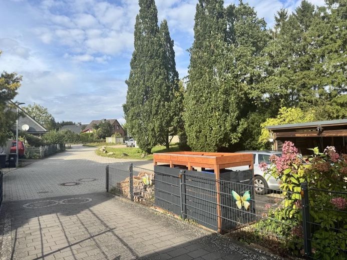 Modernisiertes Einfamilienhaus in ruhiger Sackgassenlage mit Kamin, PV-Anlage und großem Grundstück – Auffahrt