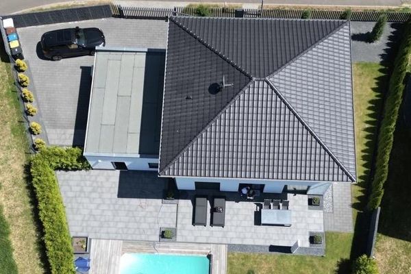 !SAHİBİNDEN SATILIK! Çift garajlı ve ısıtmalı havuzlu, son derece bakımlı 6 odalı şehir villası