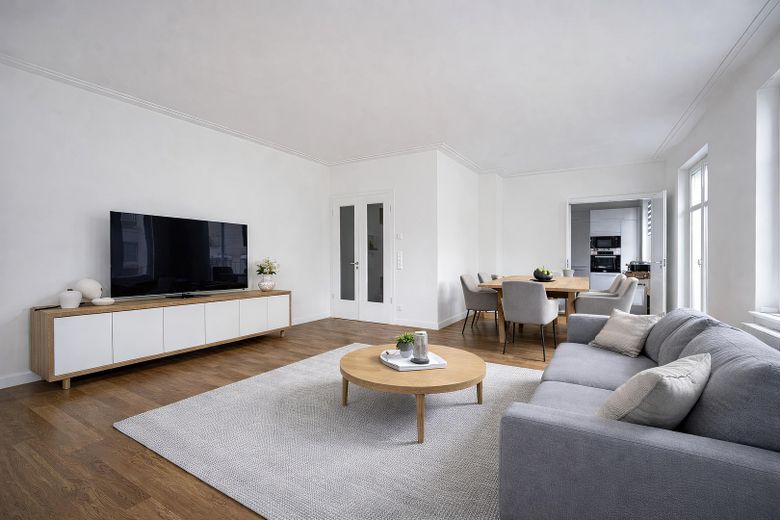 Luxuriöse, moderne 5-Zimmer Maisonette Wohnung mit TG-Stellplatz und Balkon in Südwest-Lage – Wohnzimmer mit Essbereich