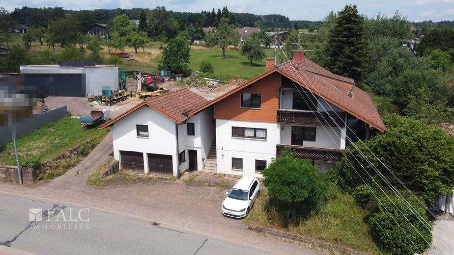 Sanierungsbedürftiges Mehrfamilienhaus in Laudenberg – Anwesen