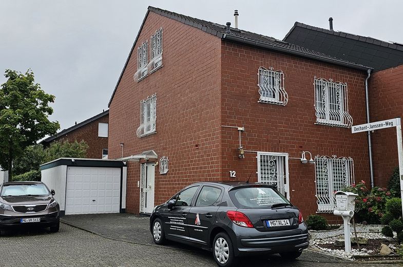 Hochwertig ausgestattetes Doppelhaushälfte-Eckhaus mit Garage, Garten und Wintergarten  in 41065 Mönchengladbach – Deutschland – NRW – Foto 2