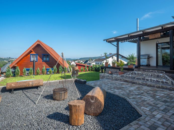 Exklusiver freistehender Bungalow mit Einliegerwohnung, Fernblick, Doppelgarage & großem Garten – Foto 33