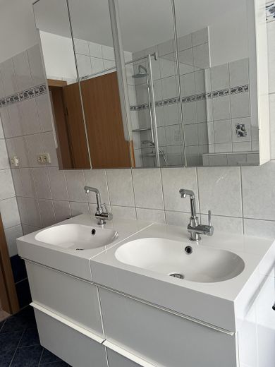 5 Zi.-Maisonette mit Garten, Terrasse und Carport in Mühlheim in ruhiger Anliegerstraße – Hochwertige Badmöbel inkl.