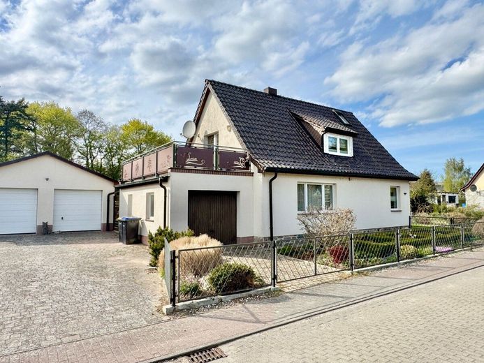 HORN IMMOBILIEN ++ Haus mit Doppelgarage und Nebengebäude in Wodarg bei Altentreptow, ruhige Lage – Hausansicht mit Doppelgarage