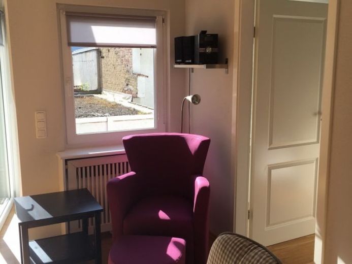 Modern und hochwertig möblierte 2 Zimmerwohnung mit Balkon in top gepflegtem Altbau – Foto 1