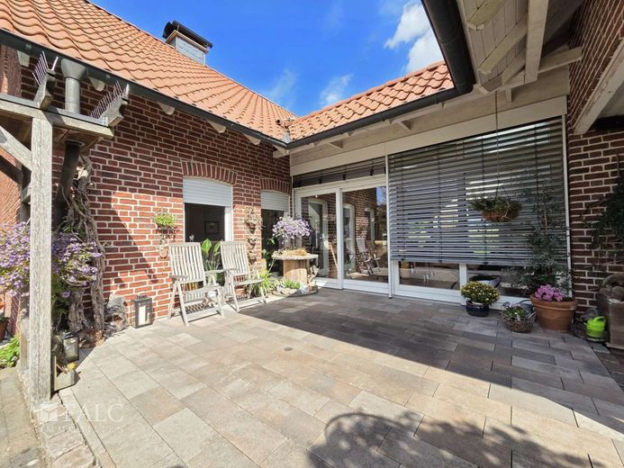 Exklusives Anwesen mit Wohnhaus, Büroflächen und Gewerbehalle auf weitläufigem Grundstück – 1. Terrasse