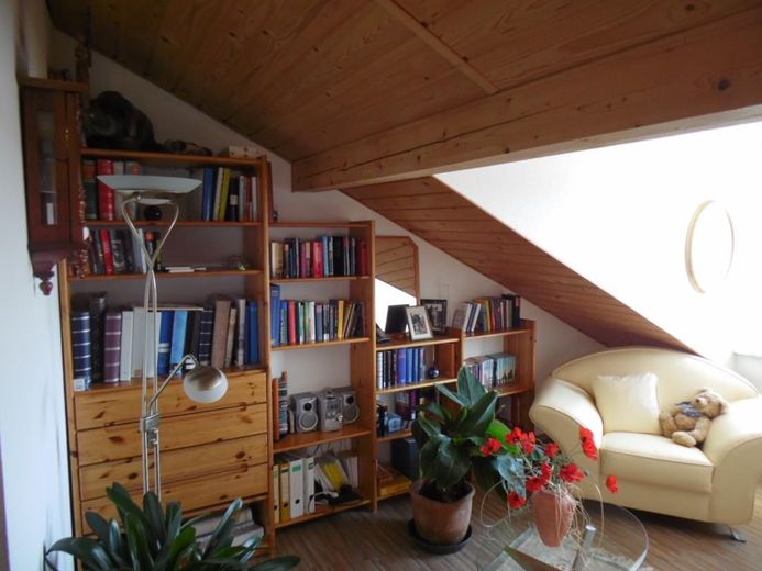 Spaziosa casa a schiera di testa, ammodernata con materiali di alta qualità, parzialmente arredata – Atelier DG